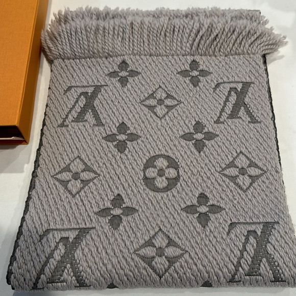 Authentic Louis Logomania wool scarf with box - Picture 6 of 11